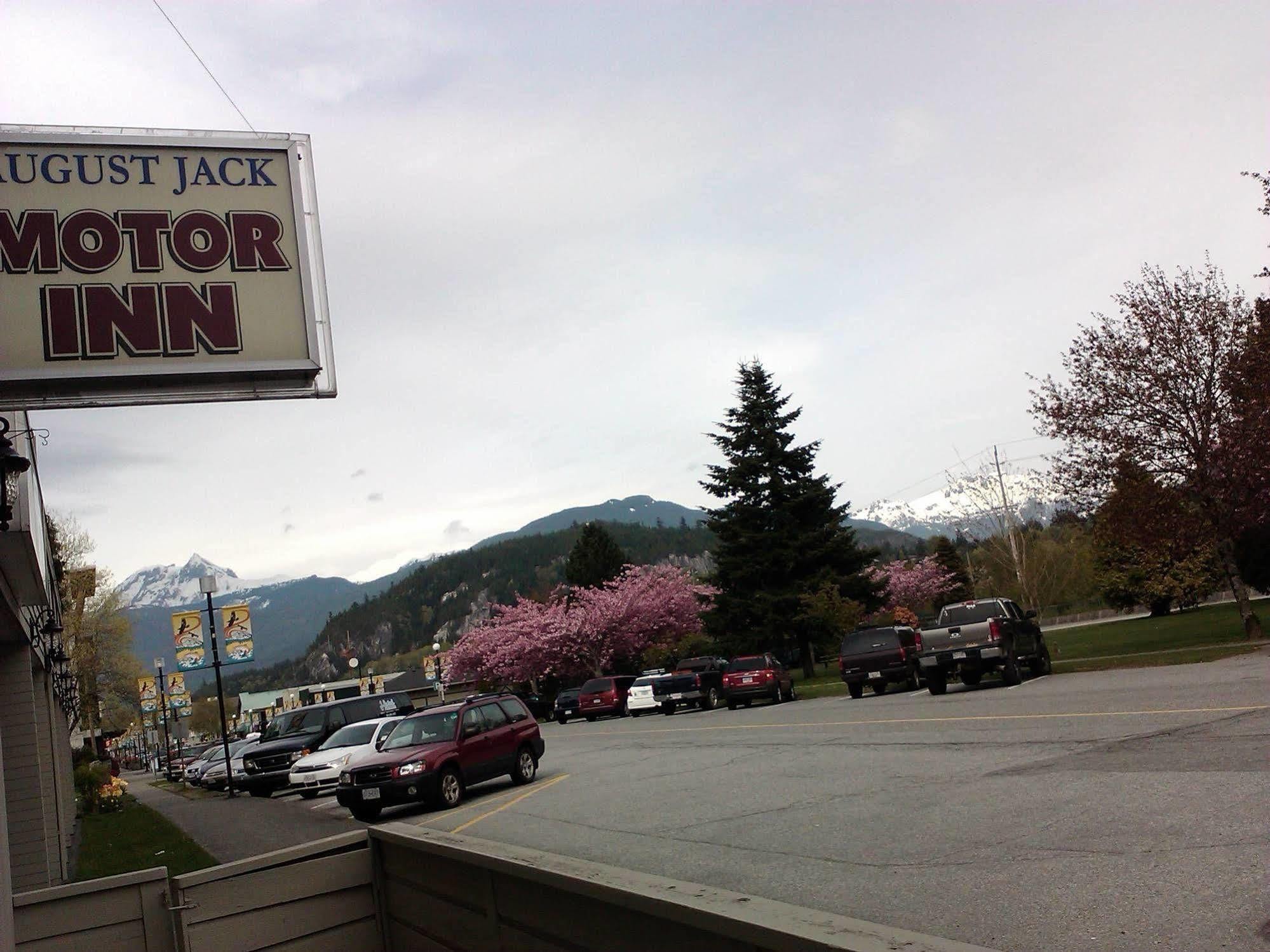 August Jack Motor Inn Squamish Eksteriør billede